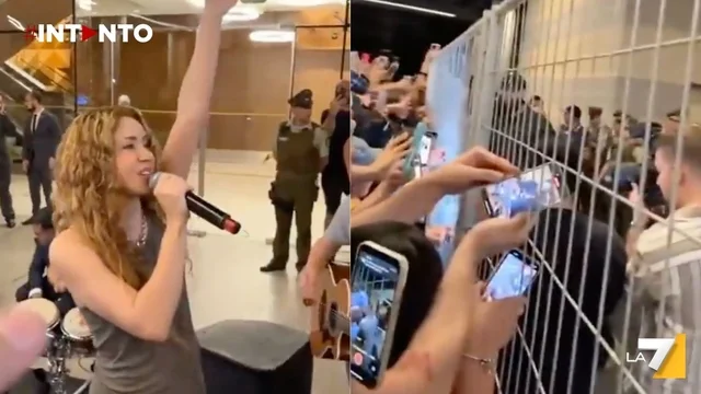 Shakira improvvisa un concerto fuori dal suo hotel dopo l'annullamento del concerto