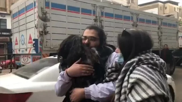 Patrick Zaki è libero, l'abbraccio con i familiari: "Sto bene"
