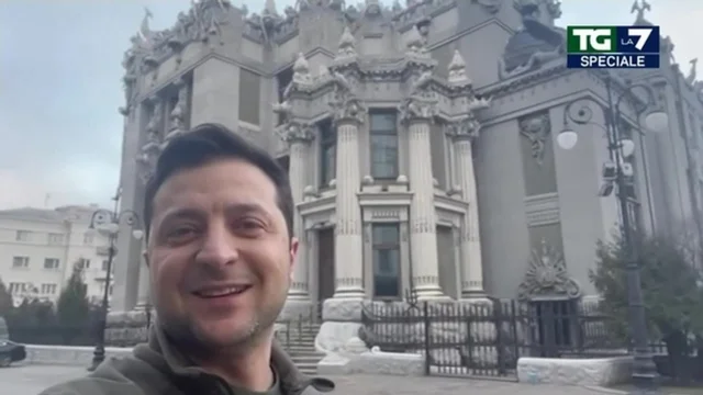 Ucraina, il retroscena sul Premier Zelensky: "Avrebbe rifiutato l'aiuto degli americani per scappare dal Paese"