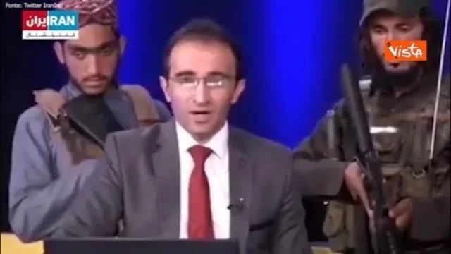 Afghanistan, i talebani armati durante un’intervista: il video