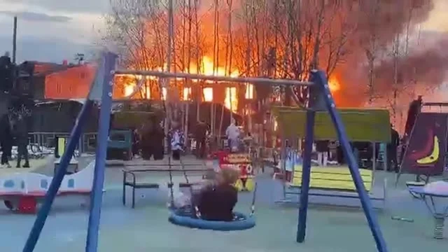 Russia, una casa brucia sullo sfondo: madre e figlia assistono all'incendio con malinconia