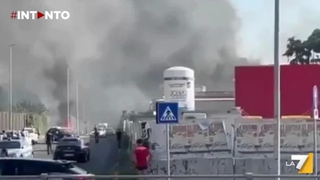 Roma, esplosione al distributore del Prenestino: 10 feriti, tra cui 8 poliziotti, un vigile del fuoco e un operatore del 118