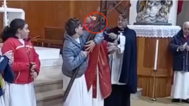 Pasqua 2023, il bambino colpisce per sbaglio il parrocco con la croce