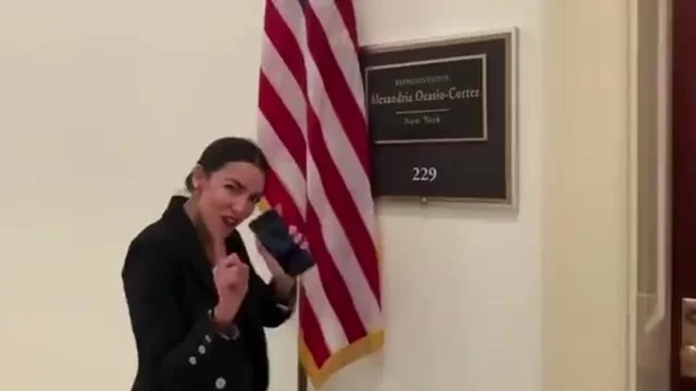 Usa, la deputata Ocasio-Cortez balla alla Camera a sostegno della premier finlandese Sanna Marin