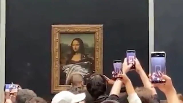 Un uomo ha lanciato una torta contro la Gioconda per protesta: le immagini