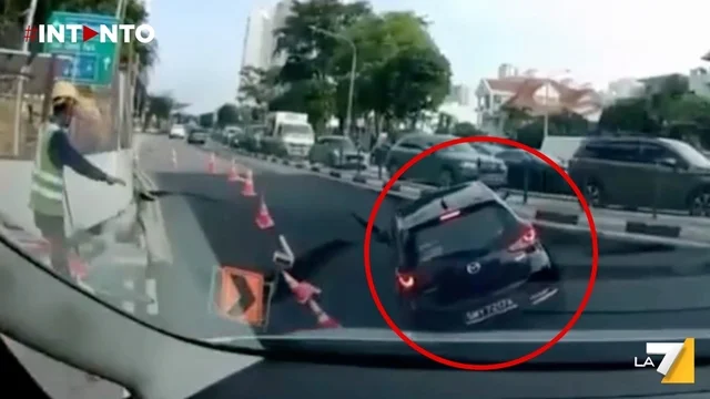Auto inghiottita da una voragine che si apre all'improvviso nell’asfalto