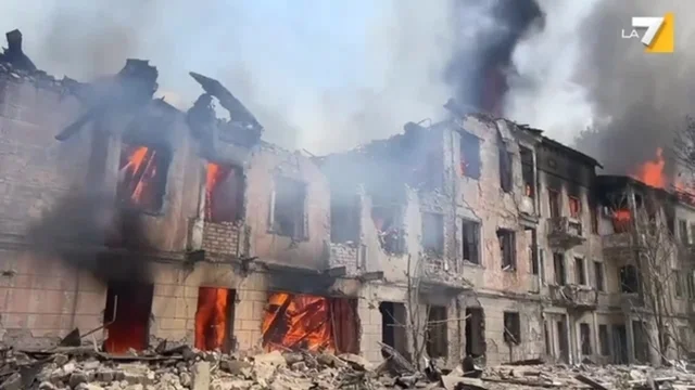 Ucraina, bombardato e distrutto un ospedale a Dnipro: feriti alcuni bambini