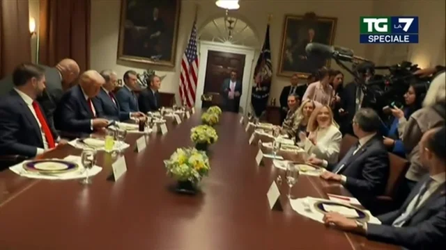 Meloni incontra Trump, il siparietto dopo la presentazione: "Possiamo finire qui l'incontro"