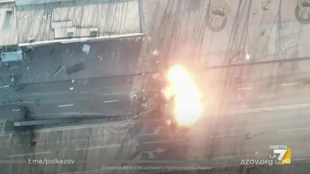 Ucraina, le immagini di un drone che distrugge un carro armato russo. Lorenzo Cremonesi: "Gli ucraini hanno ancora grandissima fiducia. Hanno paura che Putin ricorra agli attacchi sulle città"