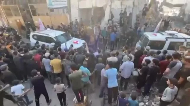 Veicoli della Croce Rossa lasciano Gaza City con gli ultimi ostaggi israeliani