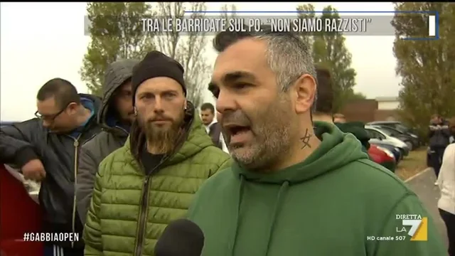 Tra le barricate sul Po: 'Non siamo razzisti'
