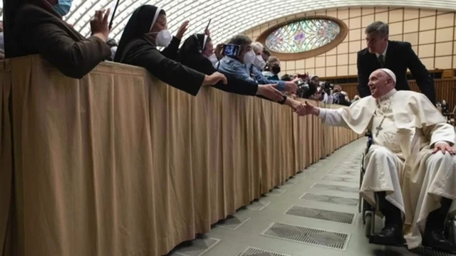 Le immagini di Papa Francesco sulla sedia a rotelle all'udienza in Vaticano: soffre di un problema al ginocchio