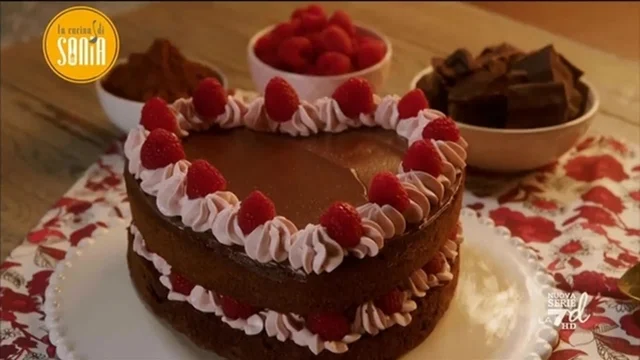 Torta cuore al cioccolato e lamponi