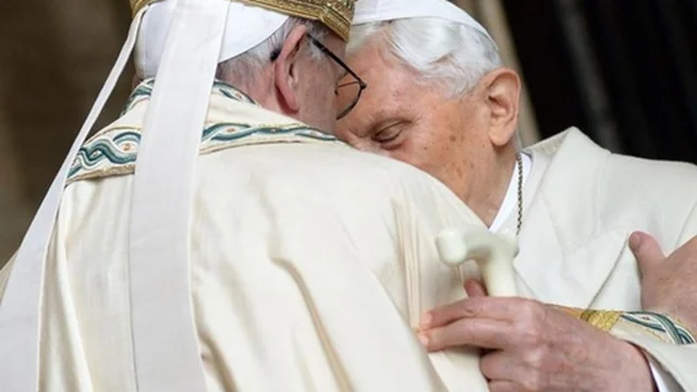 Papa Francesco: "Pregate per Benedetto XVI che è molto ammalato"