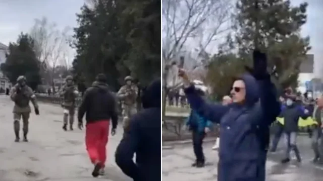 Manifestanti ucraini marciano disarmati: i soldati russi sparano sui civili