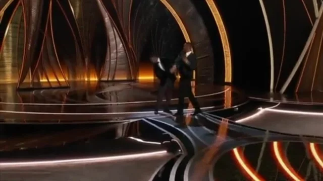 Oscar, Will Smith prende a schiaffi Chris Rock per una battuta sui capelli della moglie