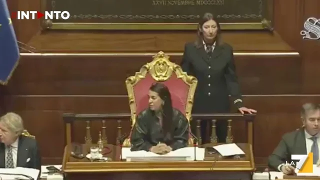 La Vicepresidente del Senato Ronzulli a microfono aperto: "Non me ne frega un c***o di quello che dice Renzi"