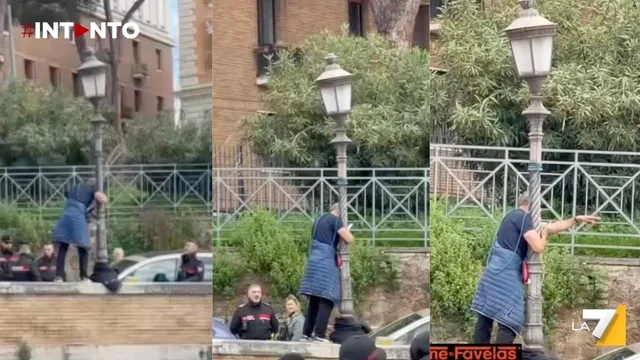 Roma, tensione al Colosseo: uomo si lega con una corda e minaccia di lanciarsi