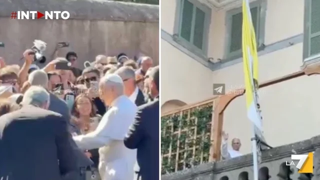 Papa Leone XIV arriva a piedi nella residenza estiva a Castel Gandolfo
