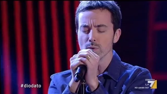Diodato dal vivo sul palco di Propaganda Live con la sua 'Fai Rumore'