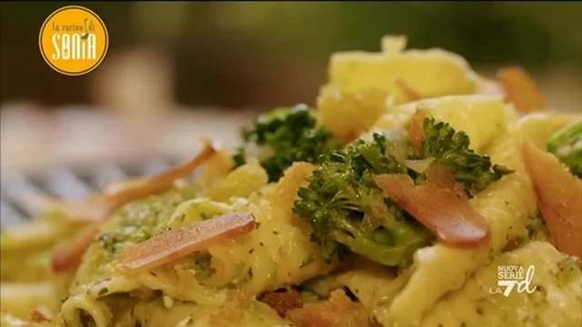 Garganelli con pesto di broccoletti, bottarga e mollica croccante