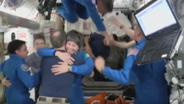 L'arrivo di Samantha Cristoforetti e il Crew4 alla stazione spaziale: gli abbracci dell'equipaggio