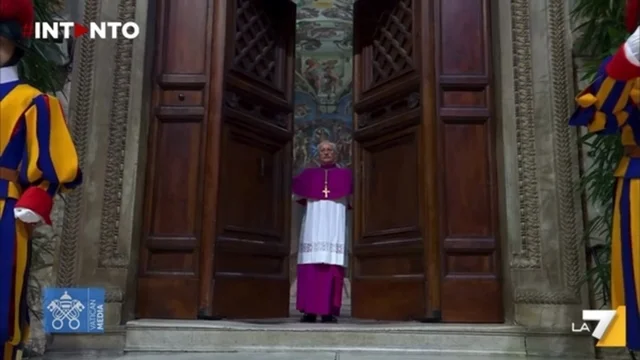 L'arcivescovo pronuncia “extra omnes” e inizia ufficialmente il conclave