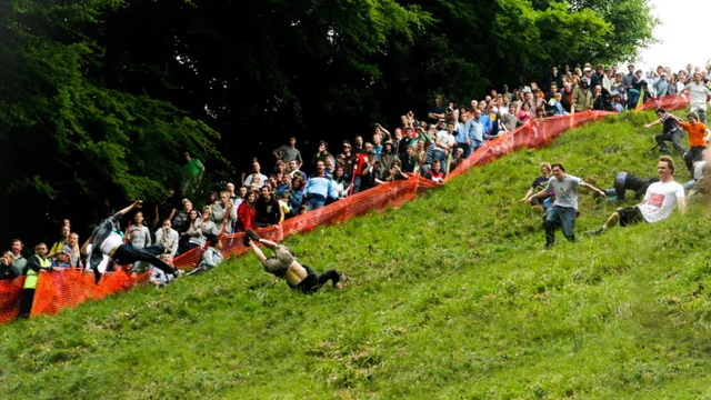 "Cheese Rolling": una donna vince la gara nonostante abbia perso i sensi