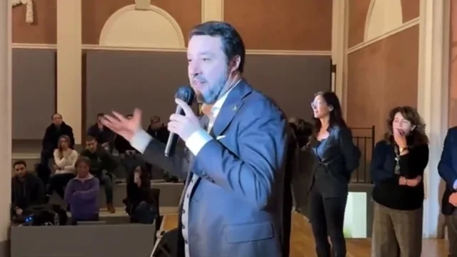 "Anche se bevi 3 litri d'acqua stai male", Salvini contro le etichette sul vino