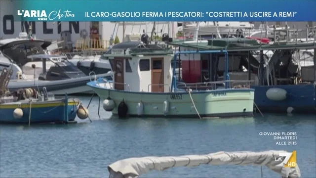 Il caro gasolio ferma i pescatori: "Costretti a uscire a remi"