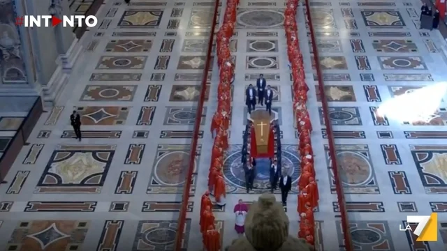 Papa Francesco, lunghi applausi e commozione all'apparire della bara in Piazza San Pietro: ha inizio il funerale