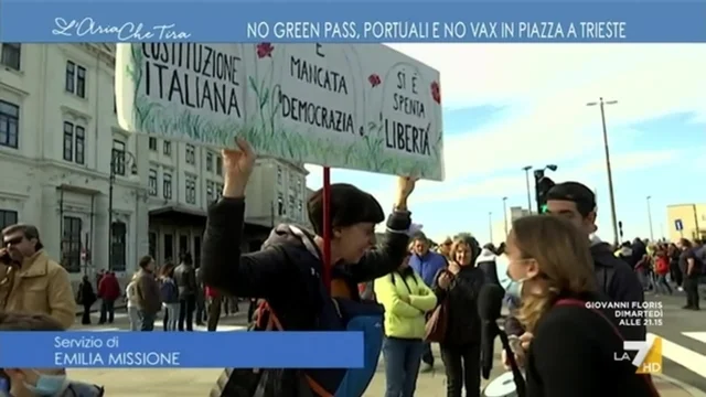 No green pass, portuali e no vax in piazza a Trieste