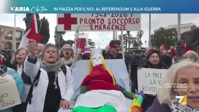 In piazza per il no: al referendum e alla guerra
