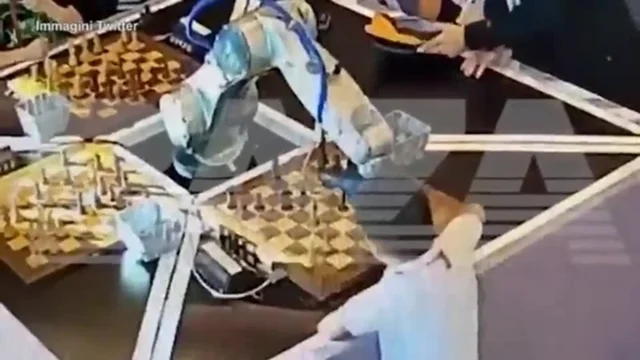 Il robot rompe un dito a un bambino: la partita a scacchi finisce male