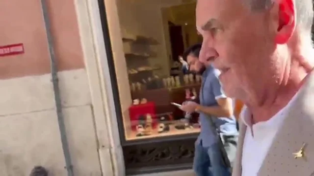 "Buffoni!", Calderoli contestato da un passante