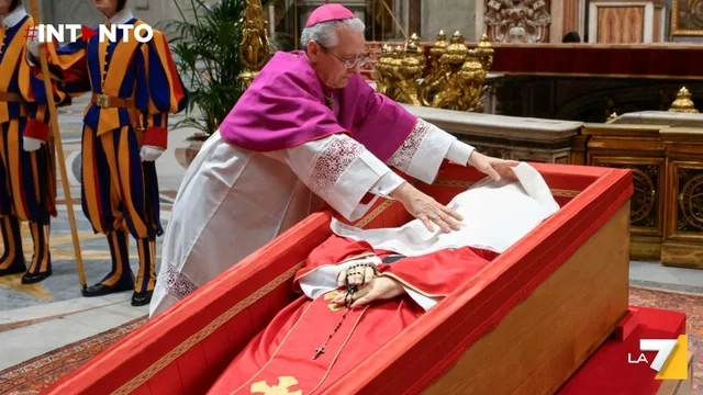 Papa Francesco, il rito della chiusura della bara in Vaticano