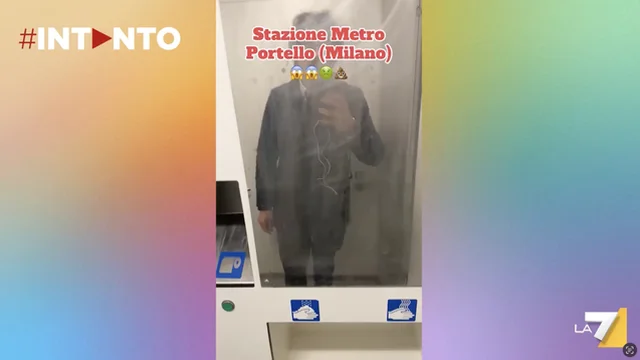 Toninelli filma il degrado dei bagni pubblici della metro di Milano