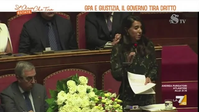 Commemorazione di Silvio Berlusconi al Senato, al suo banco un mazzo di tulipani