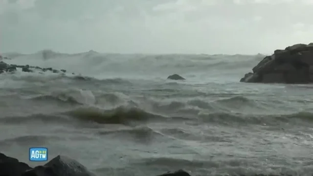 Maltempo, violenta mareggiata con allagamenti a Ostia. Il video