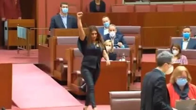 Australia, senatrice indigena definisce "colonizzatrice" la Regina durante il giuramento