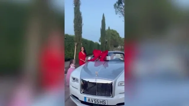 Georgina regala una Rolls Royce decappottabile a Ronaldo per Natale. Il video della sorpresa