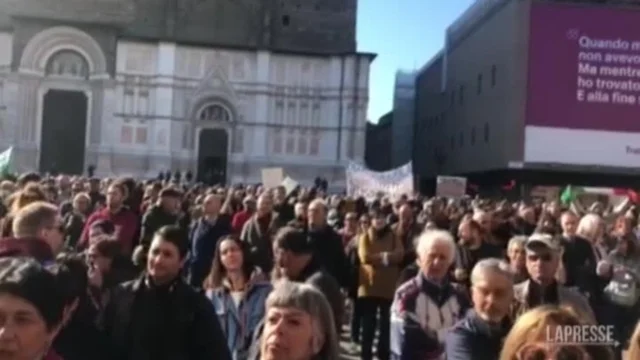 Manifestazioni no green pass, Bologna: i manifestanti si sono riuniti in Piazza Maggiore