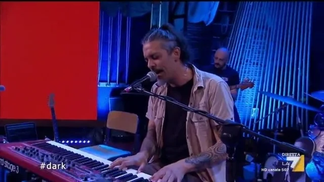 La #propagandaorkestra interpreta "Goodbye" degli Apparat, sigla di Dark