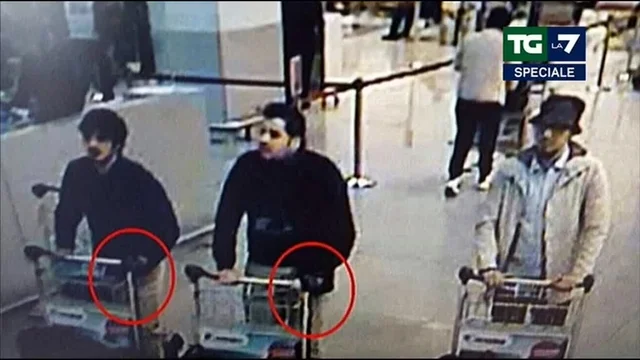 Bruxelles, le foto dei presunti terroristi poco prima dell'attentato