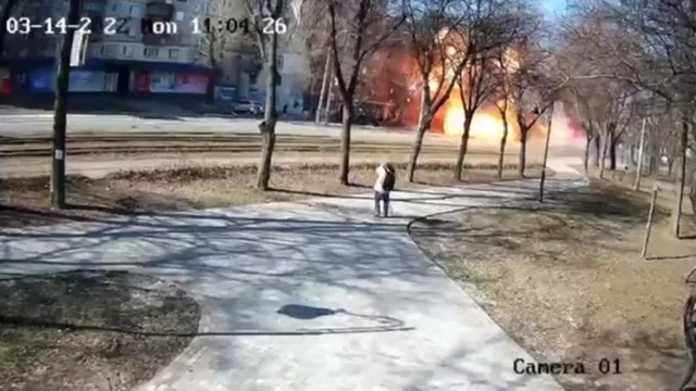 Ucraina, uomo passeggia in un parco a Kiev: un missile esplode a pochi passi