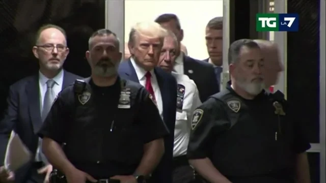 Trump è in stato di arresto: le immagini dell'entrata nell'aula di tribunale