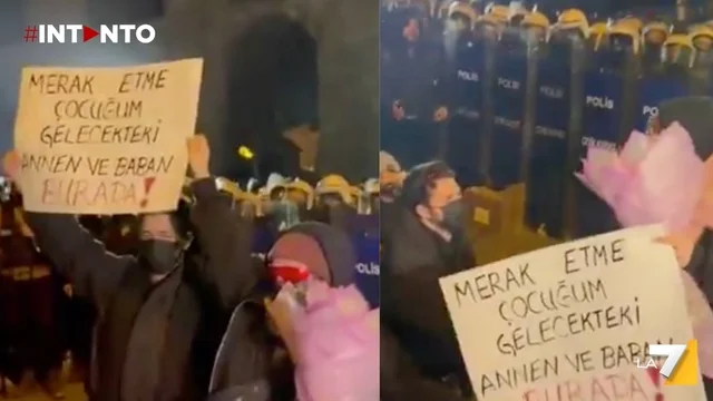 Istanbul, durante le proteste una coppia di promessi sposi commuove la piazza con un cartello