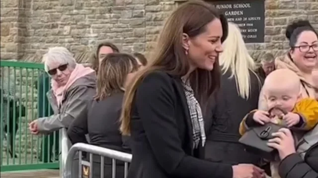 "Tornerò a prenderla!": il bambino gioca con la borsetta di Kate Middleton