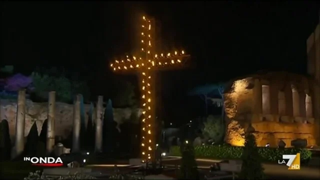 Roma, le voci durante la Via Crucis
