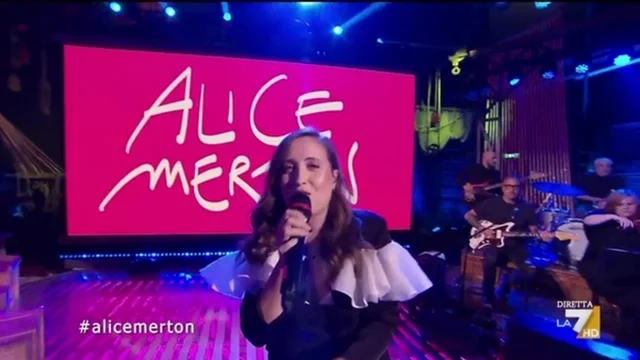 Alice Merton - 'No Roots' sul palco di Propaganda Live